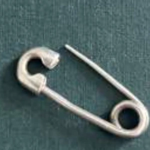 "Söker" - Maria Nilsdotter  säkerhetsnål örhängen