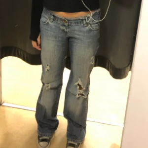 lowwaist jeans  - supersnygga lowwaist jeans, älskar men är tyvärr för små så jag säljer vidare!! använda med hältramp som ger snygg vintage känsla, fint skick annars. färgen är som 2 första bilderna ❤️ 