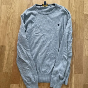 Ralph lauren tröja - En ljusblå merinoull tröja från Ralph lauren i bra skick