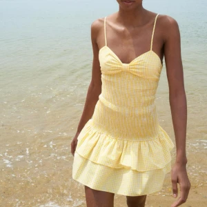 Zara Klänning 💛 - Jätte söt klänning från Zara som är helt slutsåld. Helt ny med prislappen på. Säljer endast vid bra bud annars lämnar jag tillbaka den. Storlek M men passar mig som är xs/s då det är små💛