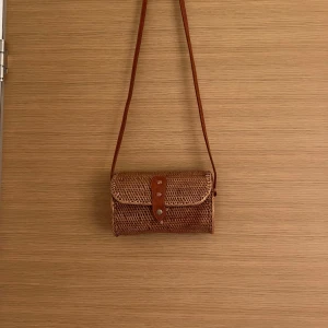 Amerii Ata natural rotting crossbody med läder detaljer  - Amerii Ata natural rotting crossbody med läder detaljer i nyskick. Dustbag tillkommer. Vid intresse och för fler bilder, skicka ett meddelande!💫