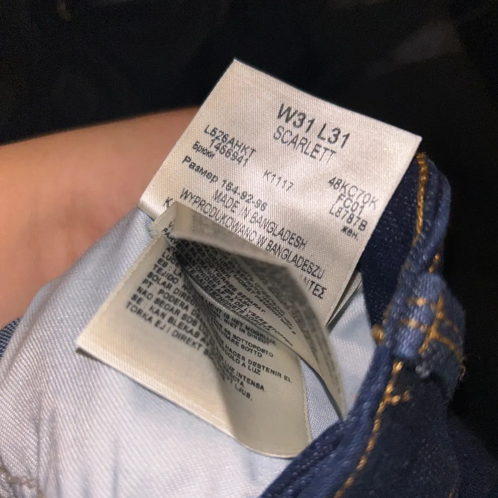 Lee jeans i modellen Scarlet, aldrig använda och är i jättebra skick, passformen är jättefin. Storlek W31 L31, nypriset var runt 700-1000. Jeans & Byxor.