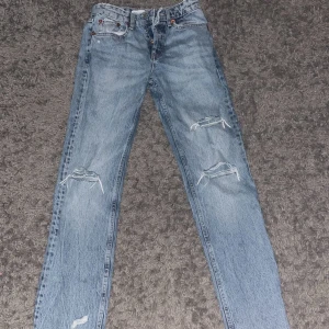Lågmidjade jeans  - Säljer dessa helt nya och oanvända jeans från zara som är raka i modellen och lågmidjade 