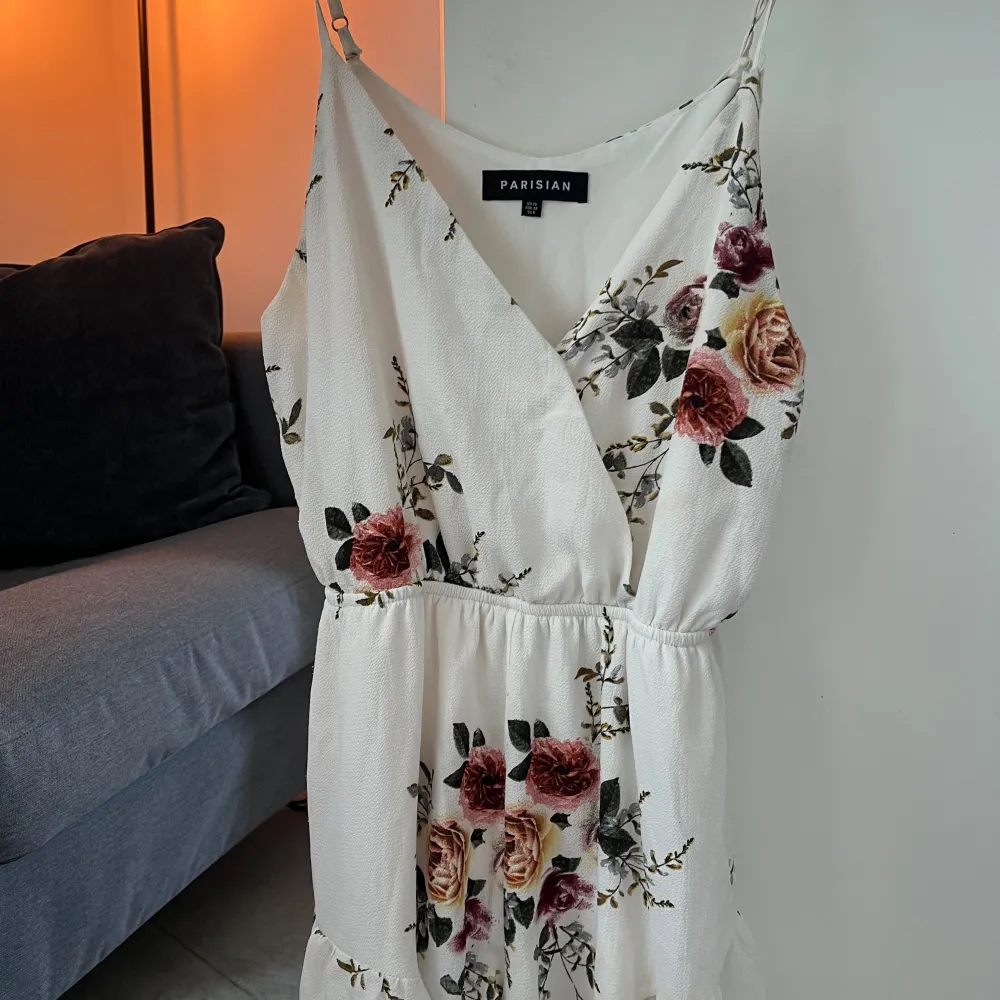 Somrig blommig jumpsuit i storlek 38/S. Jag är 161 cm för referens🌷💕. Klänningar.