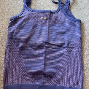 Reebok träningstopp, M - Snygg och bekväm tanktop i lila. Tanktoppen har ett snyggt mönster och är perfekt för träning eller vardagsbruk.
