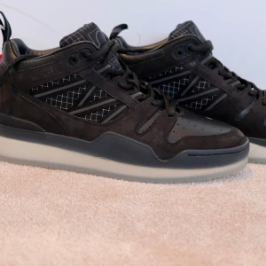 Moncler pivot mid high top sneaker - Helt nya Moncler svarta sneakers. Oanvända. Nypris ca 9000kr  Inköpta i New York, för små i storlek för min son.