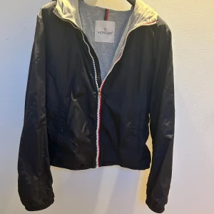Moncler windbreaker  - Säljer nu min moncler windbreaker i 14 y sitter som xs inga defekter qr cod funkar nfc finns ej på denna modell 