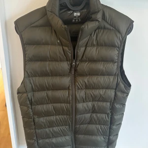 Uniqlo Ultra Light Down Quilted Vest - Skick 8.5/10, använd men absolut i bra skick. En liten defekt som är synlig på bild 4. Original pris 599 kr