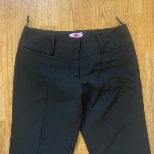 Vintage kostymbyxor  - Hej! Säljer ett par svarta lågmidjad vintage kostymbyxor i strl S. Märker heter top trendy💕 om du har fler funderingar är det bara att skriva, ‼️Har inga mått‼️