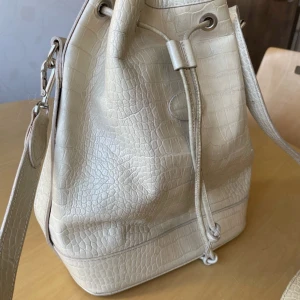 Mullberry buklet  M  - Jätte fin vintage Mullberry i präglad skinn och klassisk rutig foder! Färg är en creme vit/vaniljgrädde I jätte bra skikt behöver användas❤️