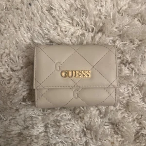 guess plånbok  - äkta guess plånbok, hyfsat ny inga defekter 