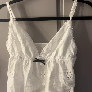 Sommar topp - Säljer nu en jätte gullig topp till sommaren, toppen har inga direkten eller liknande! Skriv om ni är intresserade!💕