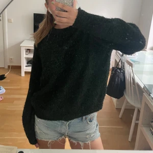 Grön glittrig tröja💚💚💚 - Säljer denna gröna glittriga tröja, använt 1 gång och den är i perfekt skick!💚💚💚storlek s men passar M också! 