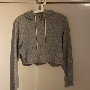 Magtröja  - Säljer en Hoodie magtröja då den är för liten  Hel och ren🫶