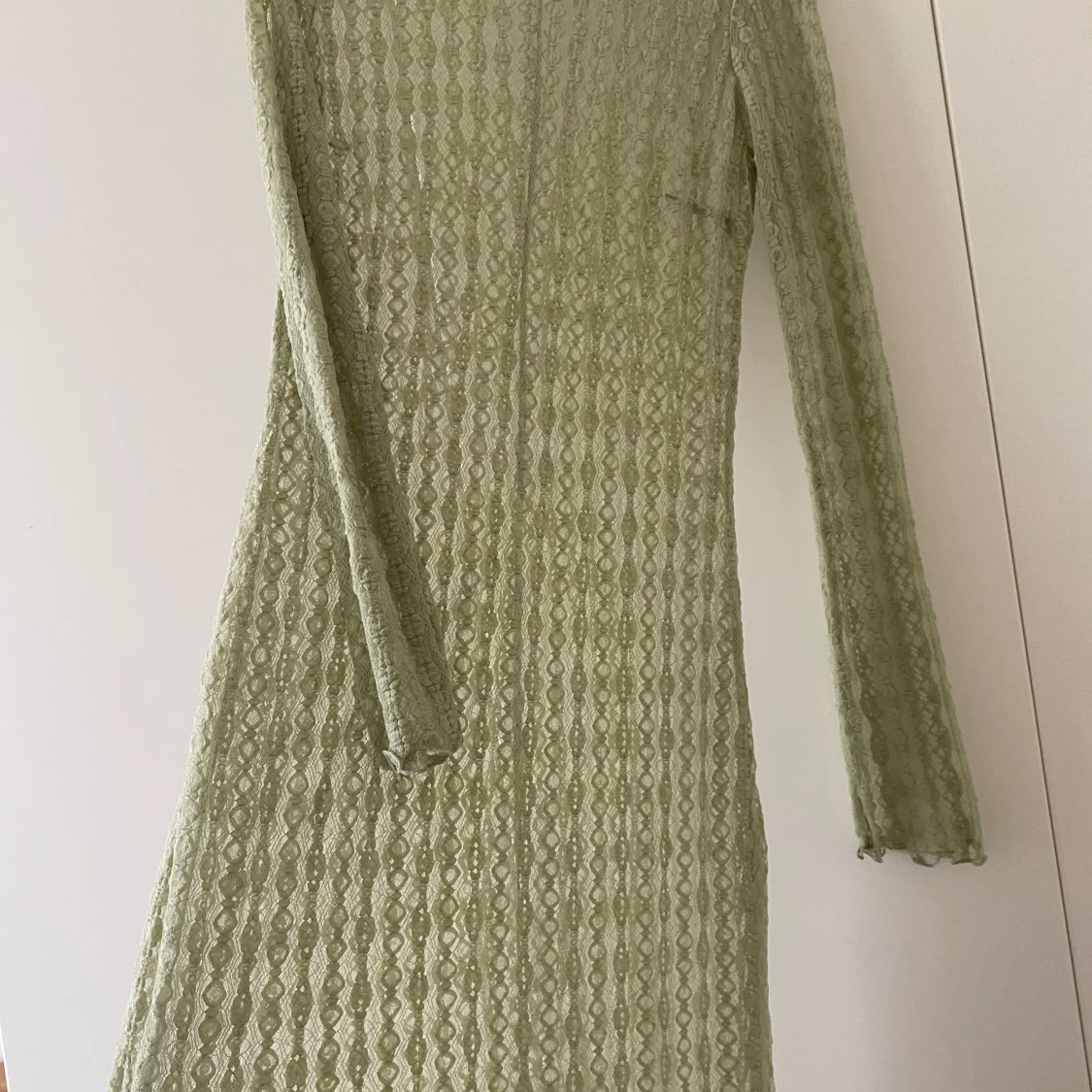 En ljusgrön klänning som är transparent med spets. - 90