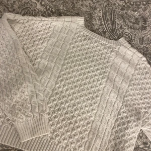 Flät stickad - En jätte fin stickad tröja, tyvärr aldrig kommit till användning! Köppt för 179kr