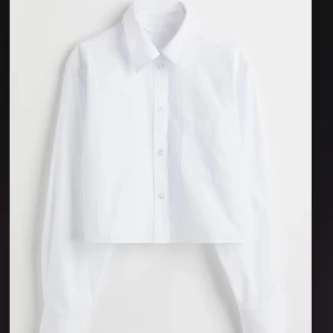 Croppad skjorta - Säljer denna croppade vita skjortan🤍 Använd enstakade gånger med ett superfint skick!  Kontakta din bättre bilder eller andra frågor🫶🏻