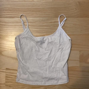 Croppad top  - Croppad topp i storlek XS, är från shien men är ändå skön och bra material. Andvänd men inget som syns eller märkts av💗