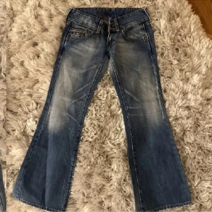 Jeans - säljer dessa jeans eftersom dom aldrig kommit till användning, inga defekter💘 Midjemått: 37 Innerbenslängd: 71