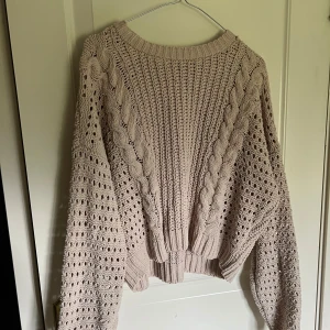 Mysig beige stickad tröja  - En super mysigt tröja som passar perfekt när det blir lite kyligare☺️