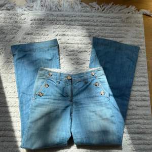 Lågmidjade jeans i ljus båt tyg, jätte sköna. Dom har lite bredare ben nedtill och sitter jätte bra!  Säljer för att dom är för små, men är i bra kvalitet. Tidigare köpta från Plick☺️