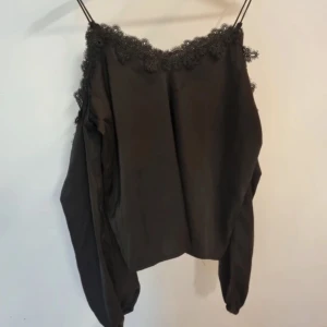 Off shoulder topp  - Fin off shoulder topp från bikbok. Sitter som ett spetslinne. Köpt för några år sen så minns inte nypris. Knappt använd. Jättefint skick. Läs bio innan köp! 💞