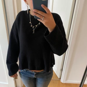 Svart stickad tröja  - Så fin, helt ny stickad tröja från &other stories. Storlek S😊 nypris 490kr
