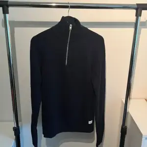 Säljer nu denna snygga half zip! Hör av dig frågor!