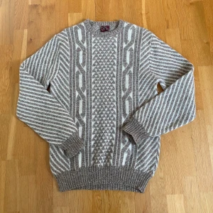 Stickad tröja  - 100% virgin wool