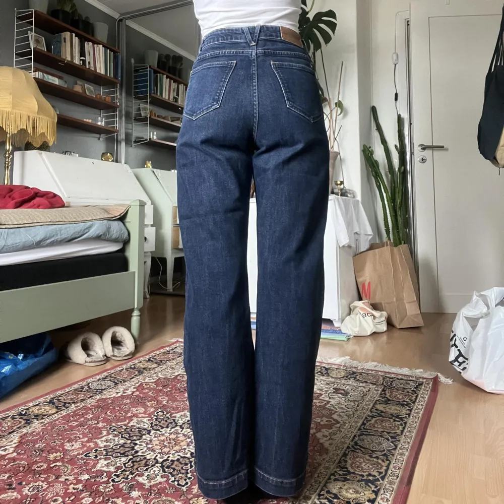 Mörkblå jeans från Carin Wester i fint skick! Stretch i materialet, supersköna!. Jeans & Byxor.