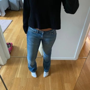 Lågmidjade jeans - Så snygga lågmidjade jeans! Storlek 27💞 Midjemått: 38 Innebensmått:80 Jag är 165🌸
