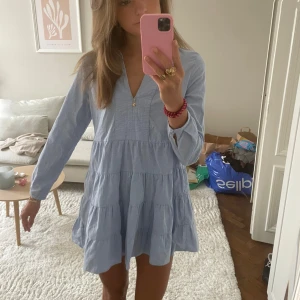 Blå kort klänning från zara - Denna super fina klänningen tror jag inte längre sälja på zara.  Den är perfekt nu till sommaren! ⭐️💓  
