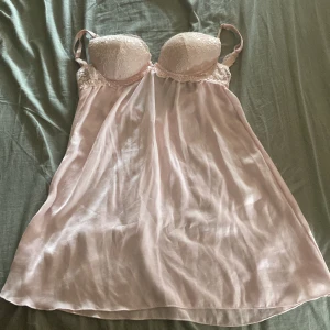 Pink night lingerie - Väldigt bra skick, knappt använd. Storlek 75B. Går att hämtas upp i Malmö.