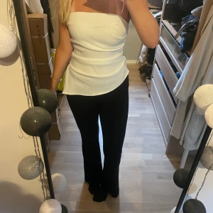 Fest topp - En topp perfekt för fest eller finare tillfällen, köpt på Zara och endast använd 1 gång, priset kan diskuteras 