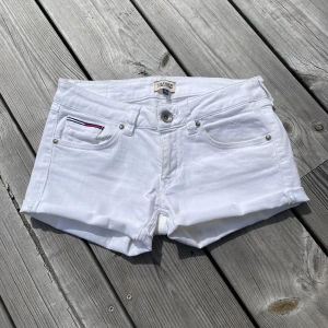 Hilfiger LowWaist Jeansshorts  - Mycket bra skick🥰Kolla gärna in våra andra varor också🤩 Midjemått: 74 (Stretchigt Material) Ytterbenmått: 23