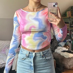 Färgglad långärmadtröja med öppen rygg - Färgglad långärmad tröja med öppen rygg, glatt material.   Tröjan är från NAKD i storlek S Skriv gärna vid funderingar 💘