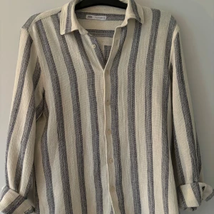 Randig skjorta från zara - Randig skjorta från zara! Passformen är normal. För fler bilder skriv privat😊