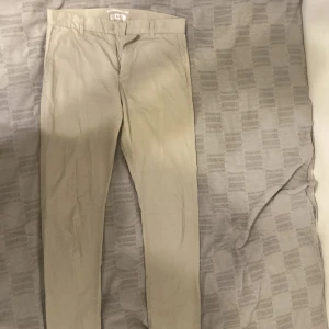 Filippa K kostym byxor - Kostym byxor/chinos från Filippa K i nyskick. Storlek 46/S herr