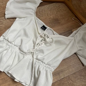 Blus  - En fin vit blus från Gina tricot som är köpt förra året, använder inte den därför säljer jag den den är inte använd så värst mycket så skulle säga att den är i ny skick.   Skriv för bilder.🤍