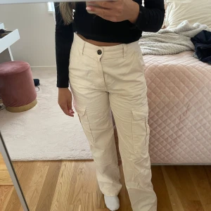 Cargo byxor - Säljer mina fina cargo byxor i färgen beige 