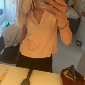 Ljusrosa blus  - Ljusrosa blus från Orsay men köpt på Sellpy💕när jag beställde den hade jag även beställt en väldigt liknande topp så beslöt mig för att denna vill jag ej ha kvar⭐️aldrig använd! Hör av vid frågor
