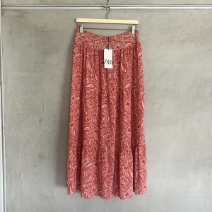 Zara långkjol  - Säljer en röd långkjol från zara i strl M🤍 Den är helt ny med lapp kvar och slutsåld överallt.  !!! kan inte skicka förrän början på augusti 