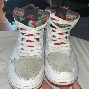Air Jordan 1 High Zoom Air CMFT ”Hare” - skick 7/10 lite smutsiga sko snören men går alltid att tvätta använt en halv sommar säljer för att dom är för små och har ingen användning, köpta för 2300kr mitt pris 1200kr