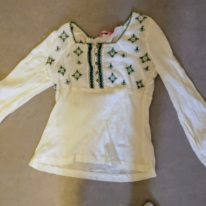 Fin broderad tröja  - I bra skick 