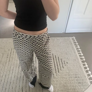 Zara byxor - Coola mönstrade byxor från zara som tyvärr är för stora på mig. Finns inget tecken på användning!❣️