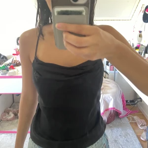Fest linne  - Fest linne från zara med invikningar vid brösten och justerbara band, materialet är satin 💓
