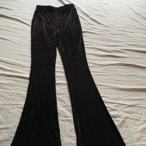 Svarta räfflade utslänga byxor - Använt några gånger