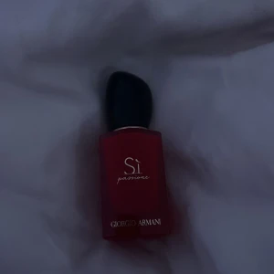 Parfym - Parfym från Armani, aldrig använd. Köpte för 800kr men säljer den för 350kr