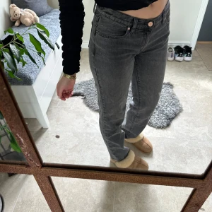 A brand jeans - Säljer helt nya A - brand jeans i storlek 28 (normal 38). Längden 32. så snygga med köpte fel färg och glömde returnera. Beskrivning enligt hemsidan: Straight fit – raka från höfterna till låren och har en vidare öppning över anklarna än slim fit.