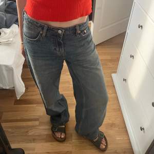 Baggy jeans från weekday. Jag är 174cm lång, midjemåttet är 40cm och innerbenslängden 82cm. Modellen är ample low loose jeans. 26/32 är storleken 💗💗💗